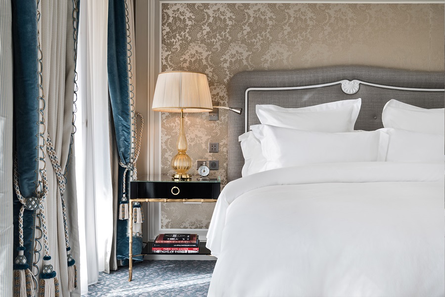 Der komfortable Grand Premier Room mit Blick auf den Courtyard oder die Fußgängerzone Rue Boissy d'Anglas