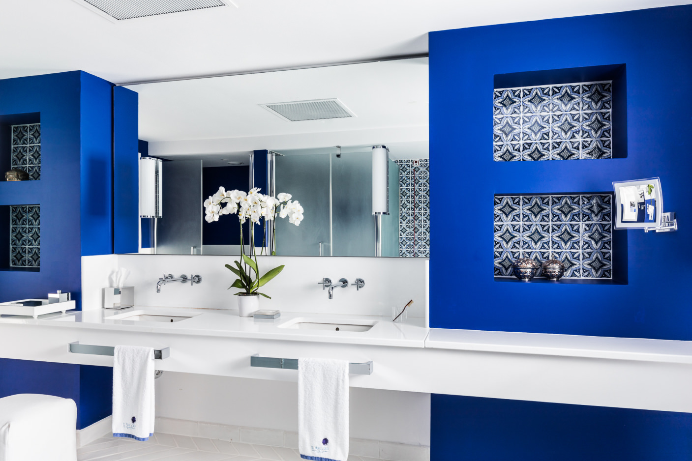 Ein farblicher Hingucker im Badezimmer