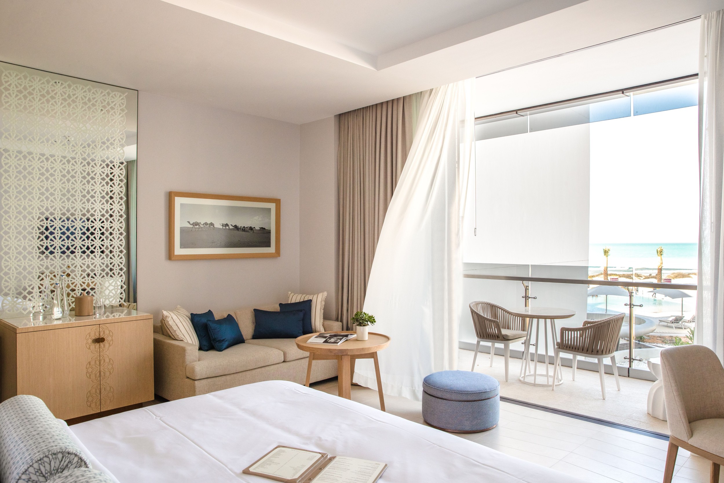 Das Ocean Deluxe King Zimmer in ruhigen und neutralen Farbtönen