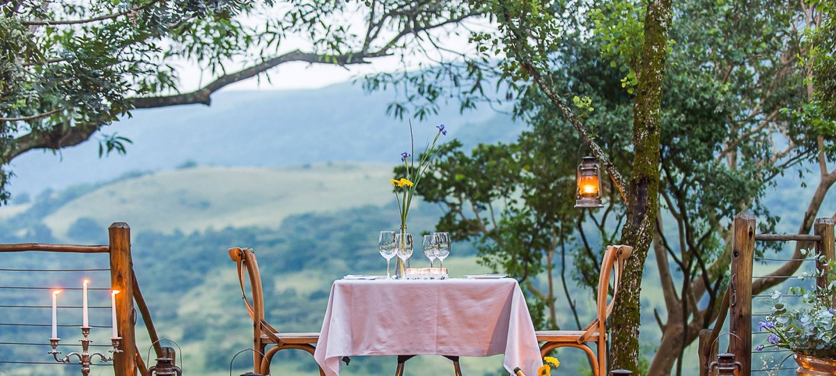 Dinner mit Blick auf die afrikanische Savanne