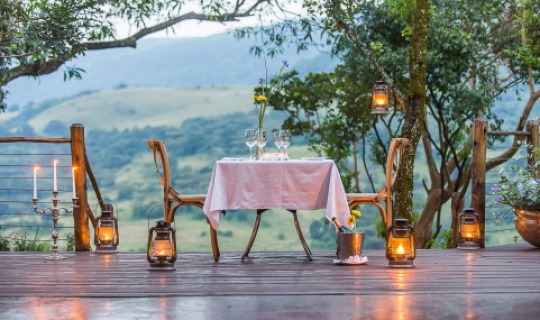 Dinner mit Blick auf die afrikanische Savanne