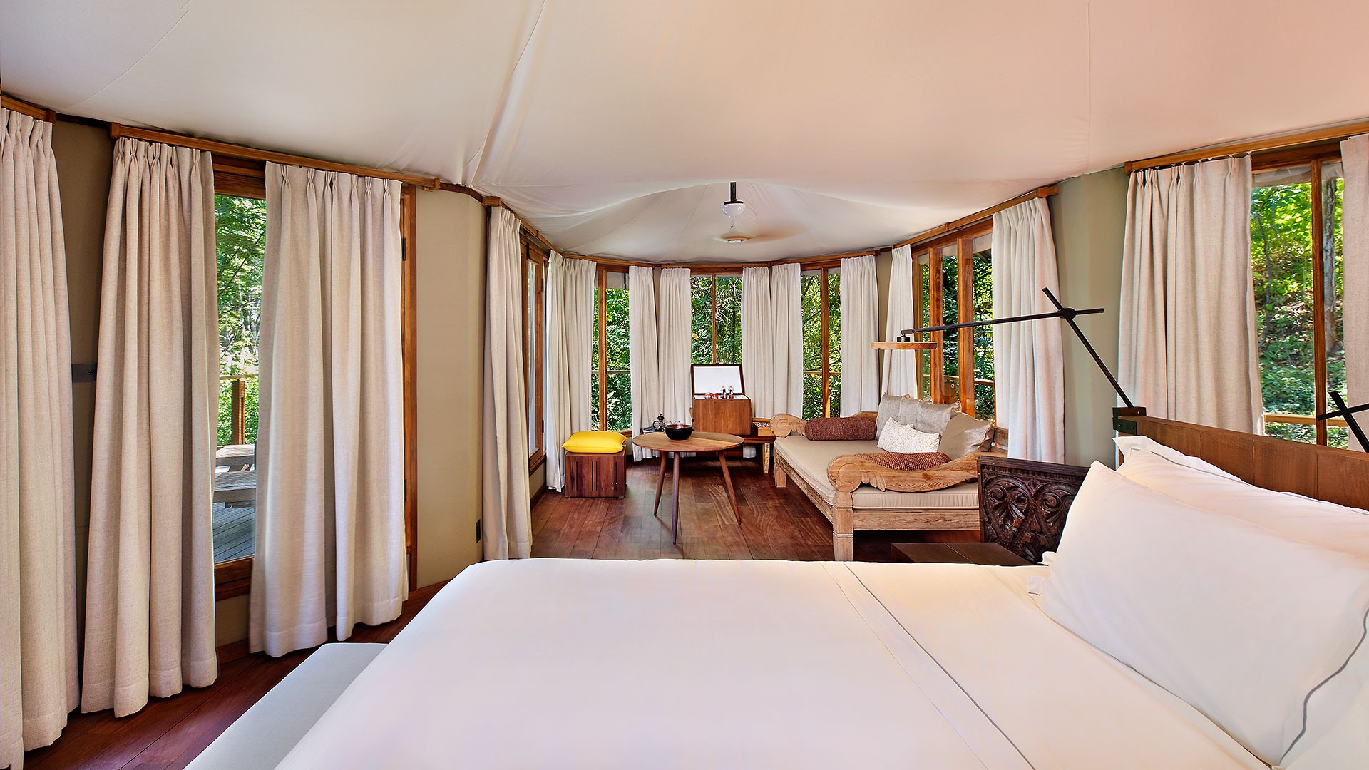 Großzügiges Zelt in hellen Farben