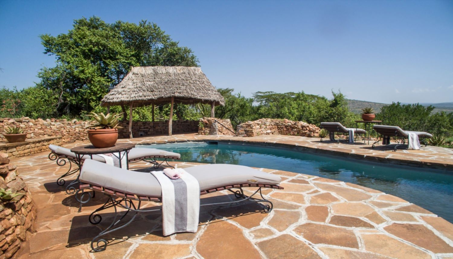 Die Ruhe am Pool genießen