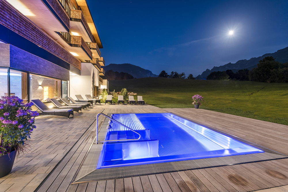 Der Außenpool im Mondschein