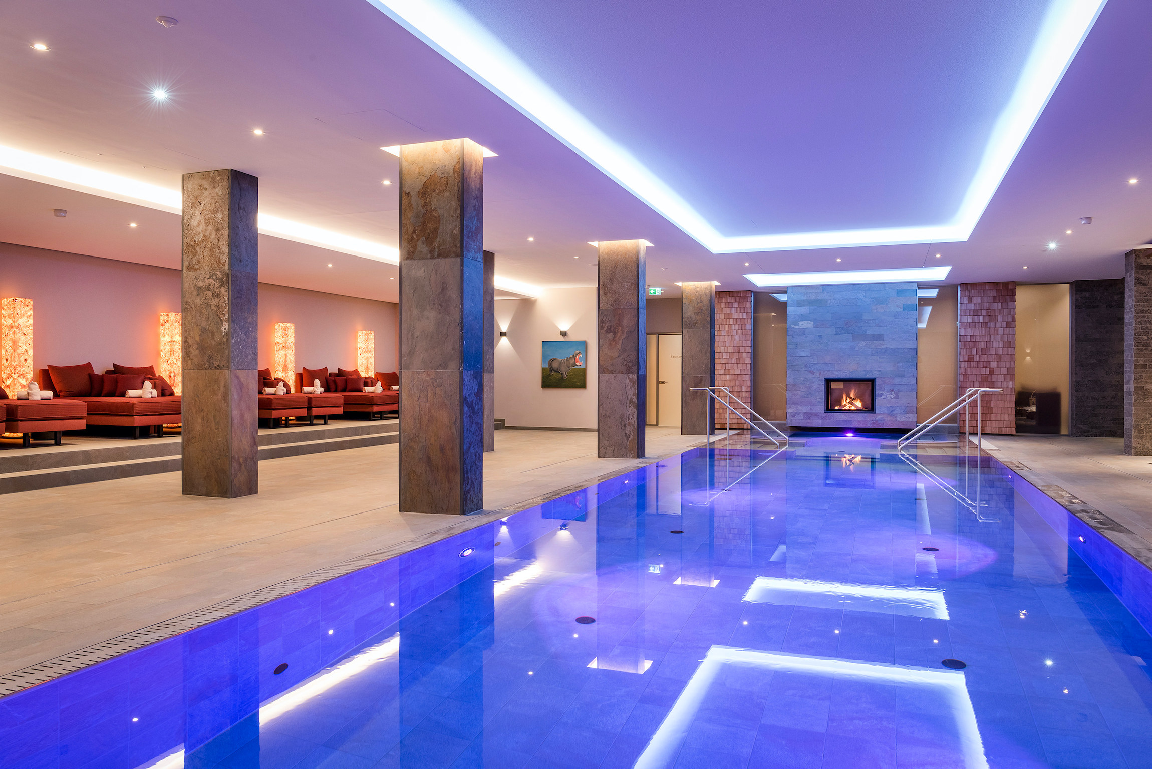 Der Indoor Pool mit Kaminlounge
