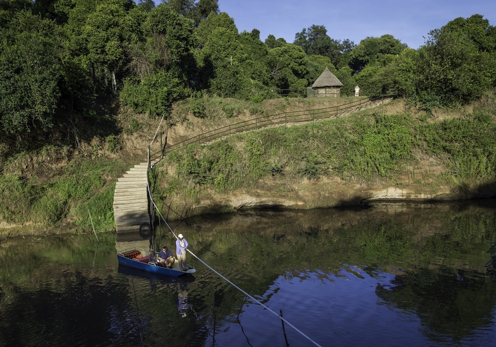 Eine kurze Bootsfahrt über den Mara River bringt Sie zum Camp