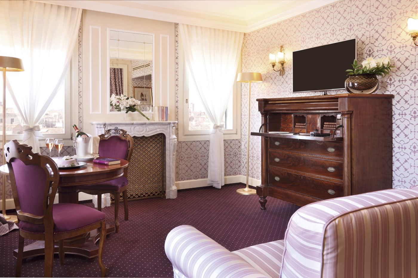 Im Biedermeierstil eingerichtete Zimmer