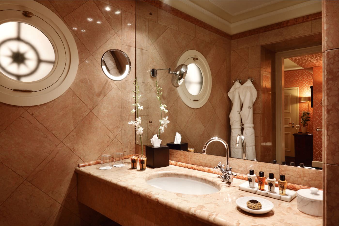 Luxuriöse gestaltete Badezimmer