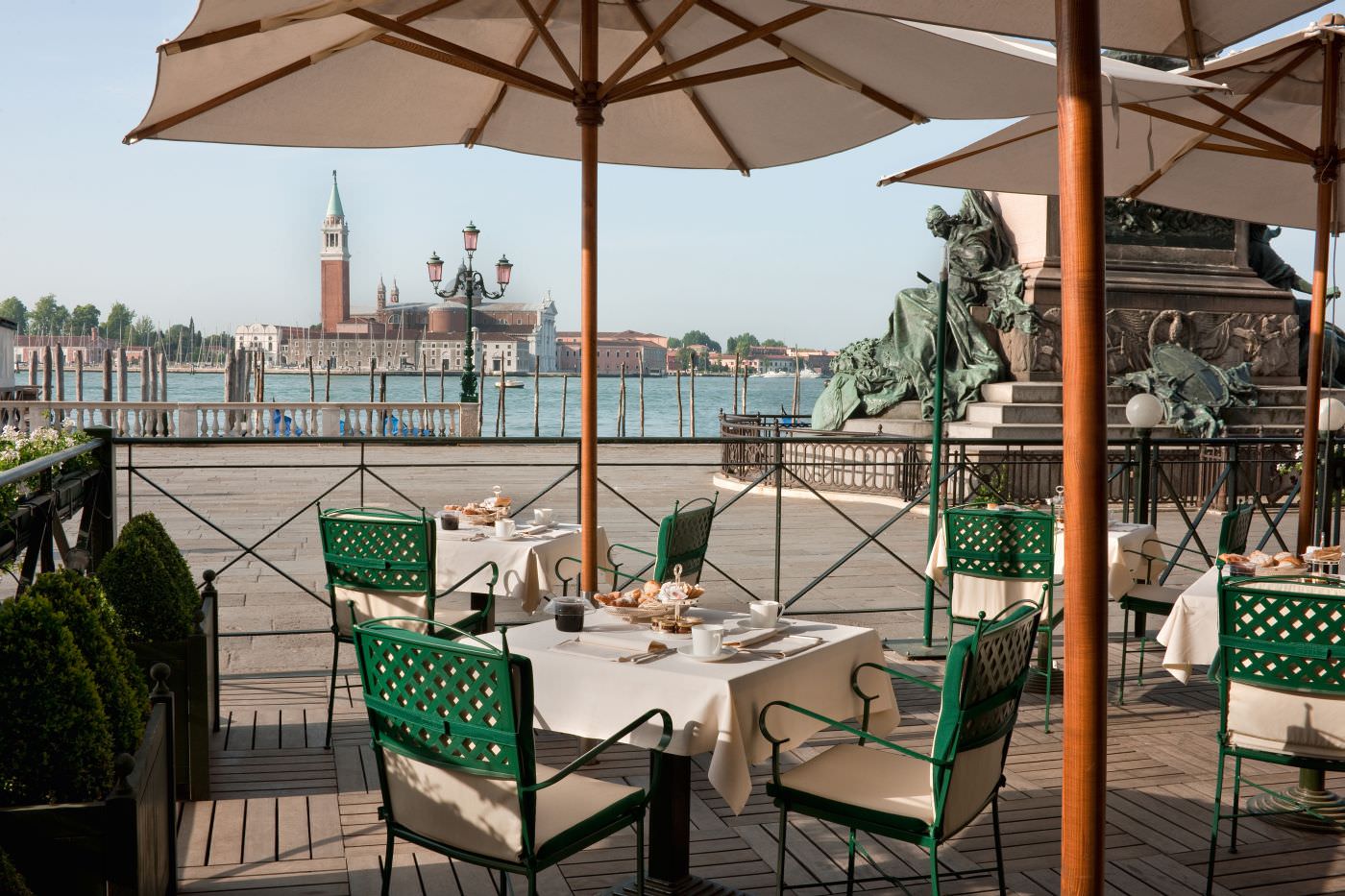 Terrasse des bekannten Restaurants Do Leoni