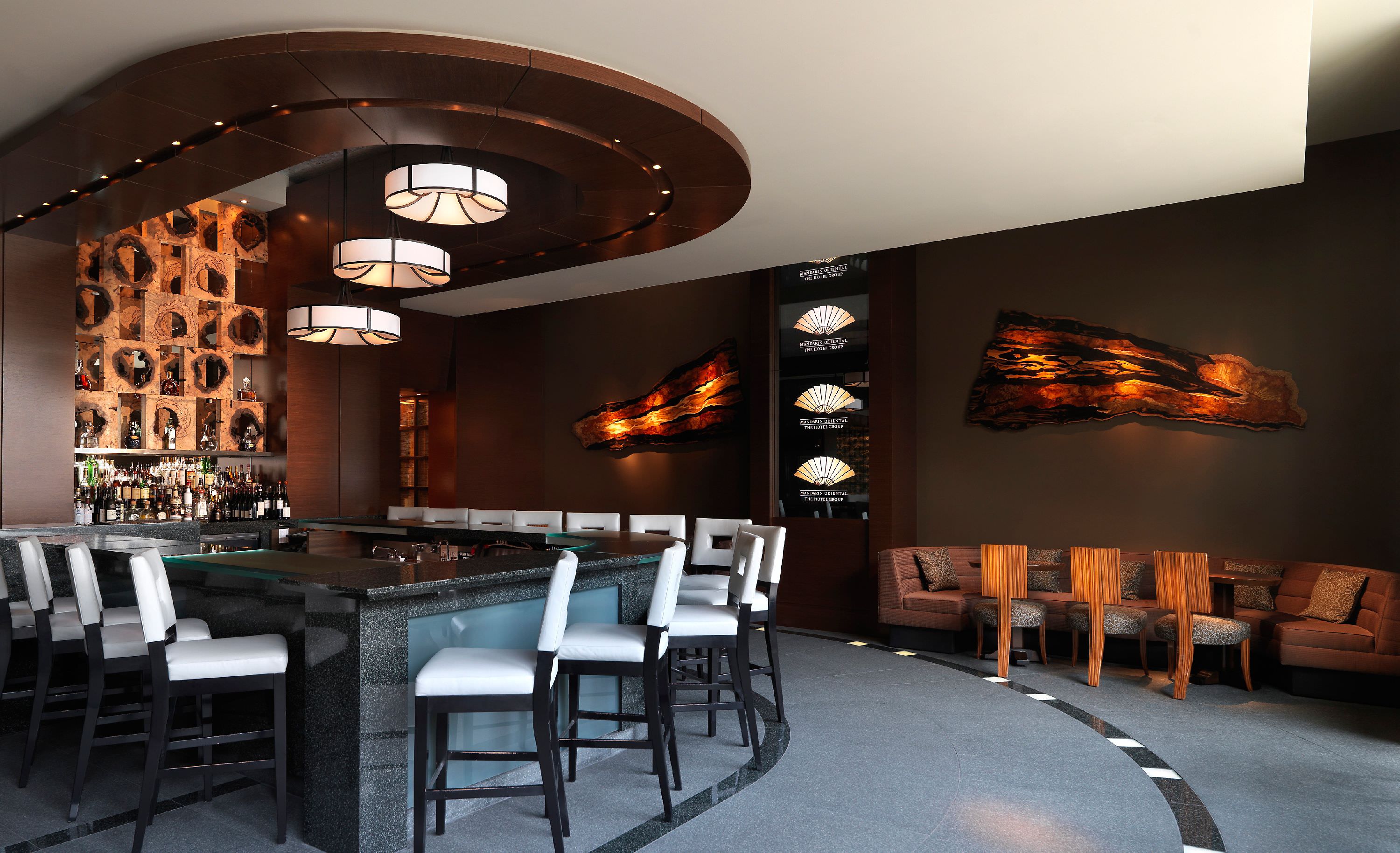 Lassen Sie den Tag an der M Bar ausklingen