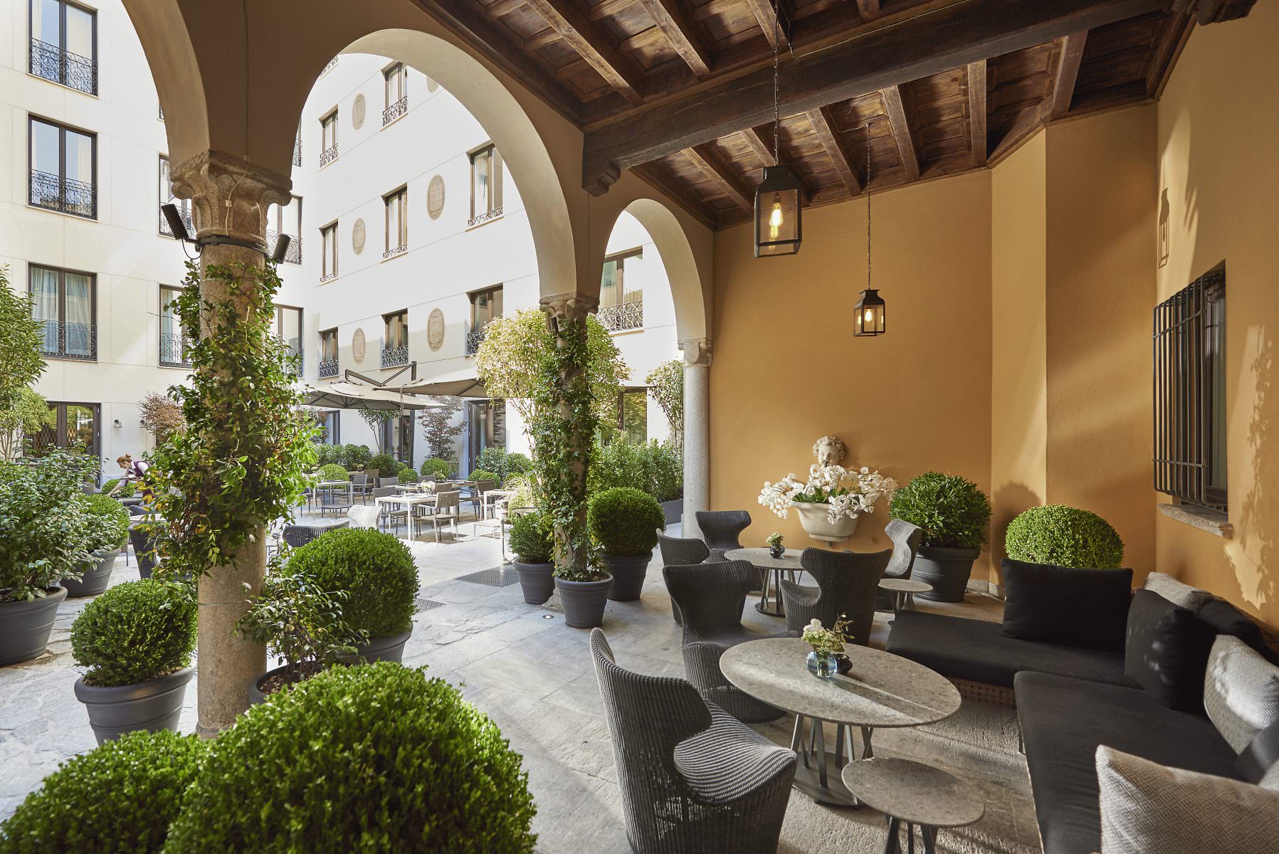 Entspannte Stunden in der Lounge im Innenhof