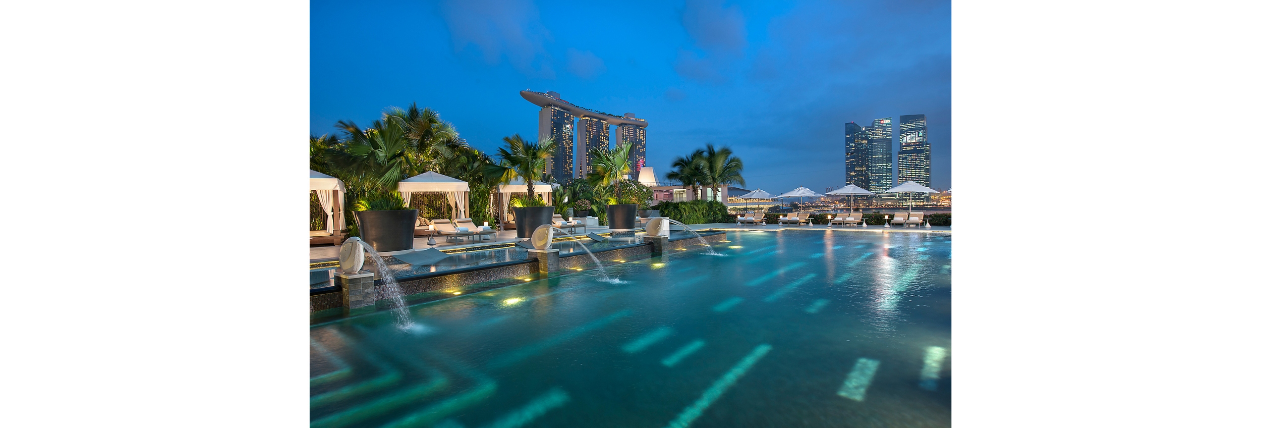 Schwimmen Sie mit beeindruckender Kulisse im Hintergrund