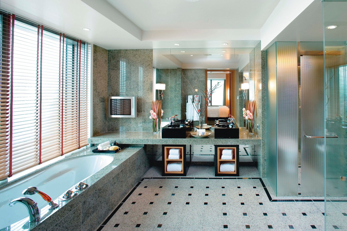 Edel eingerichtetes Badezimmer