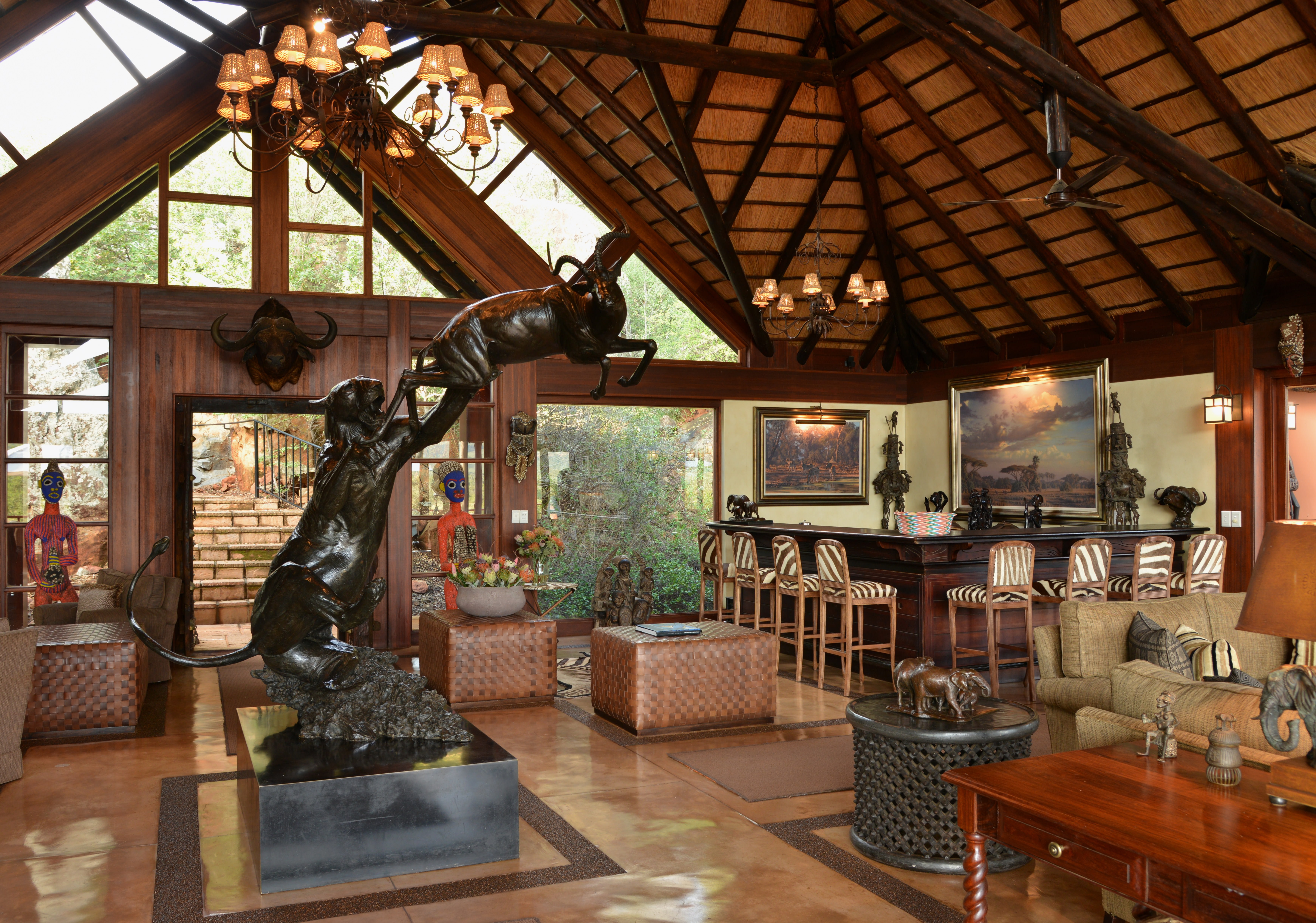 Die stilvolle Lounge Bar mit exklusiven Antiquitäten und Kunststücken 