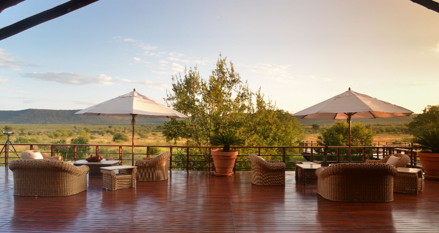 Entspannen Sie auf dem Sonnendeck mit Blick auf ein Wasserloch