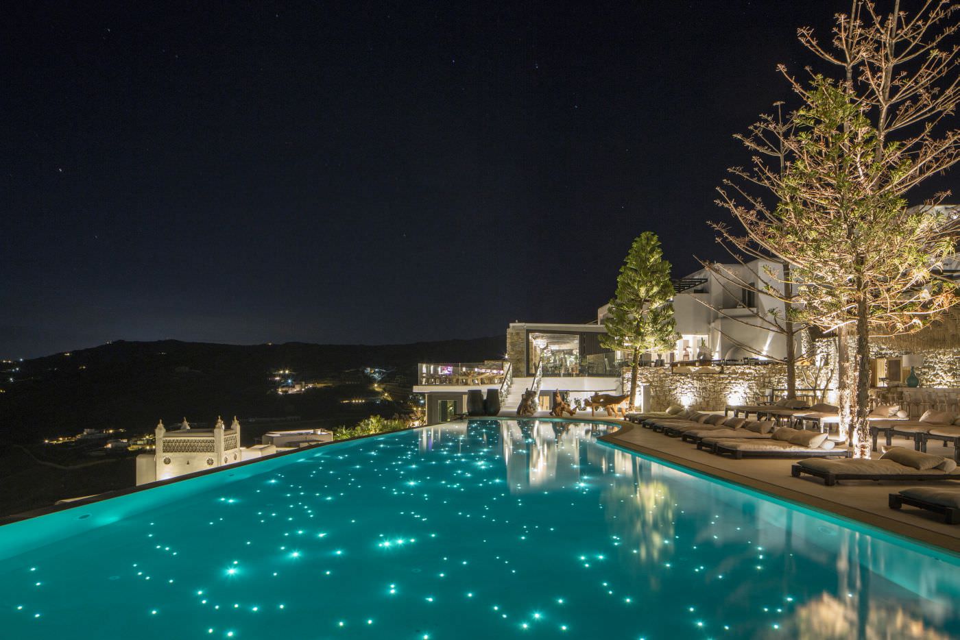 Wie Sterne funkeln die Lichter im Pool