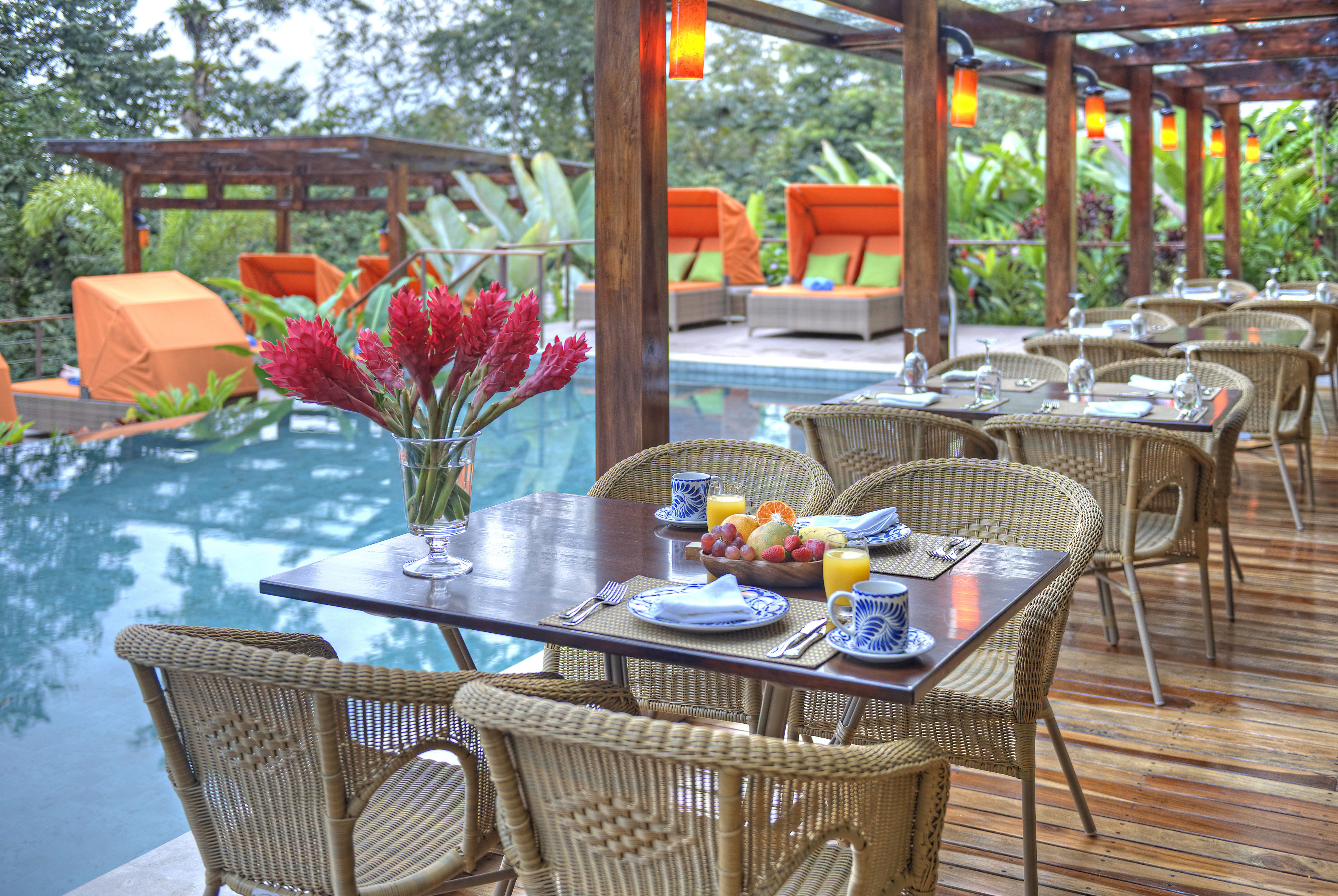 Tropisches Frühstück am Pool