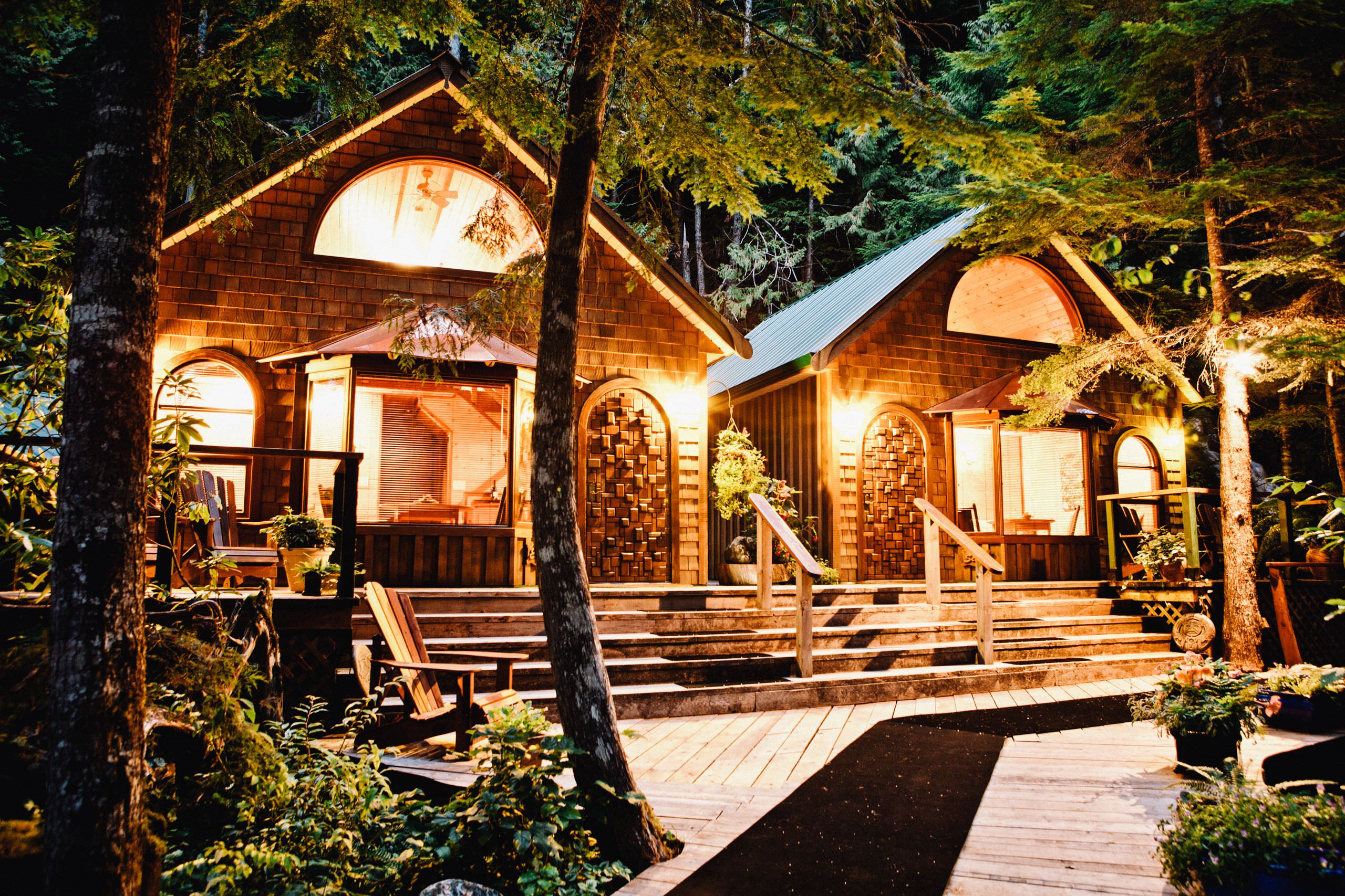 Die Lodge ist umgeben von dichtem Wald