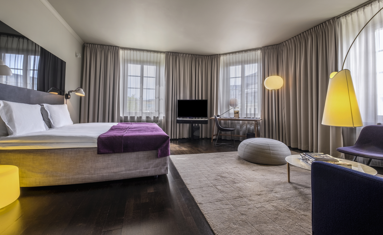 Farbliche Akzente runden den Raum ab