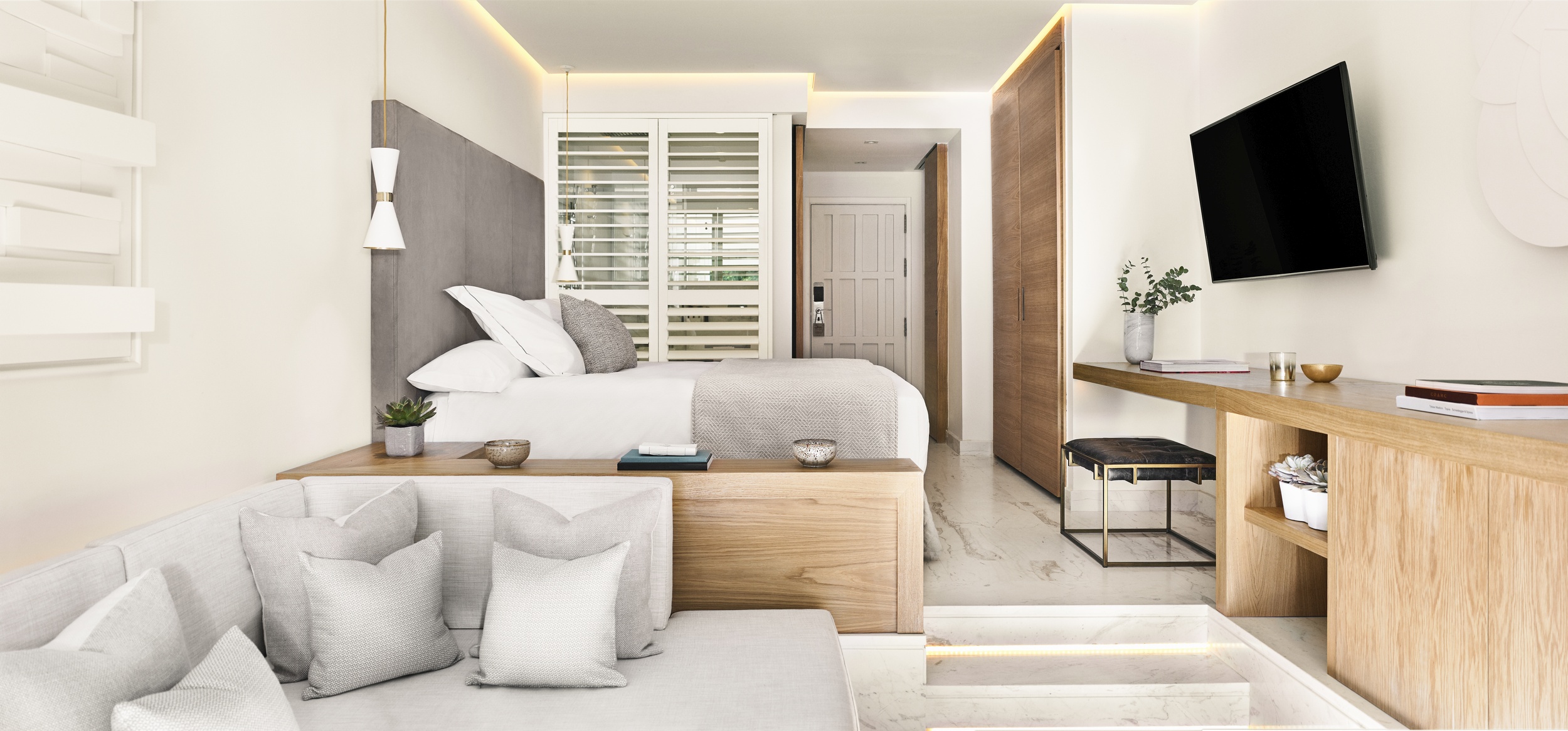 Von der Terrasse Ihres Deluxe Rooms können Sie das Nachtleben auf der Plaza beobachten