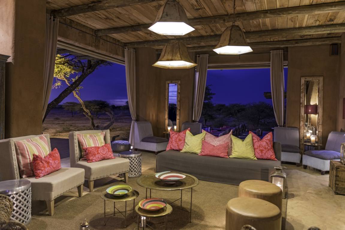 Lassen Sie spannende Tage in der Lounge bei einem Glas Wein ausklingen