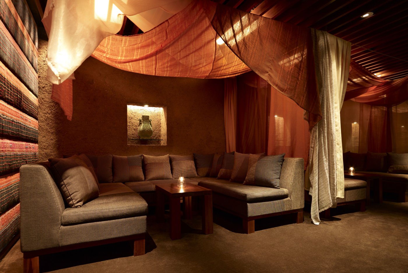 Lassen Sie den Abend in der Bar ausklingen