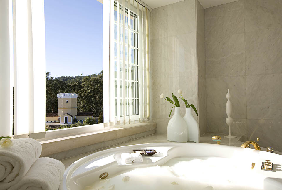 Das Badezimmer der Imperial-Suite mit wunderbarem Blick