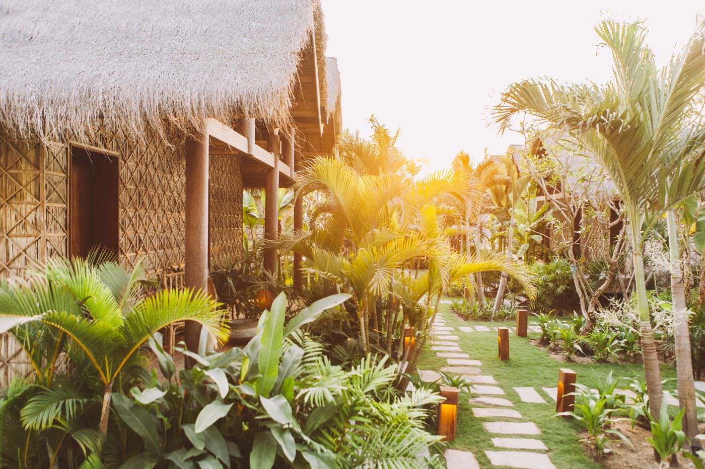 Eingebettet in üppiger Vegetation