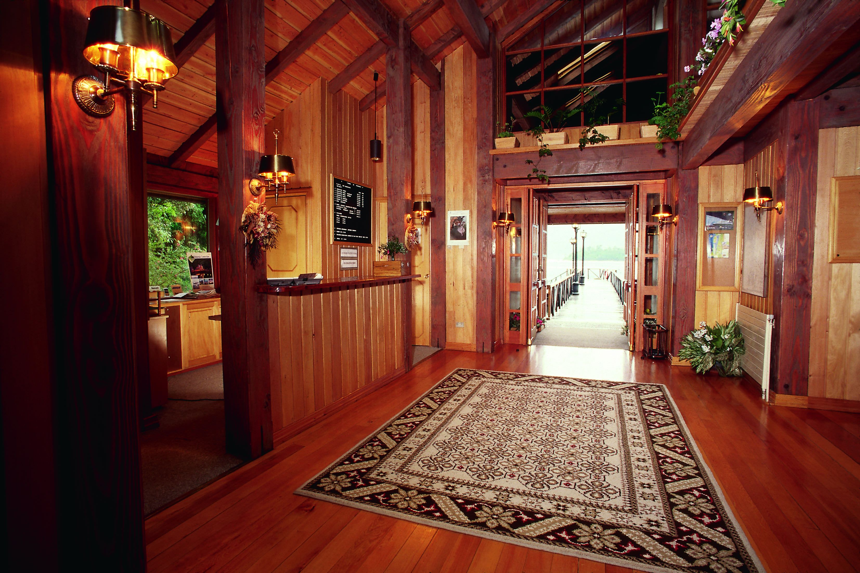 Die Lobby aus Holz erwartet Sie