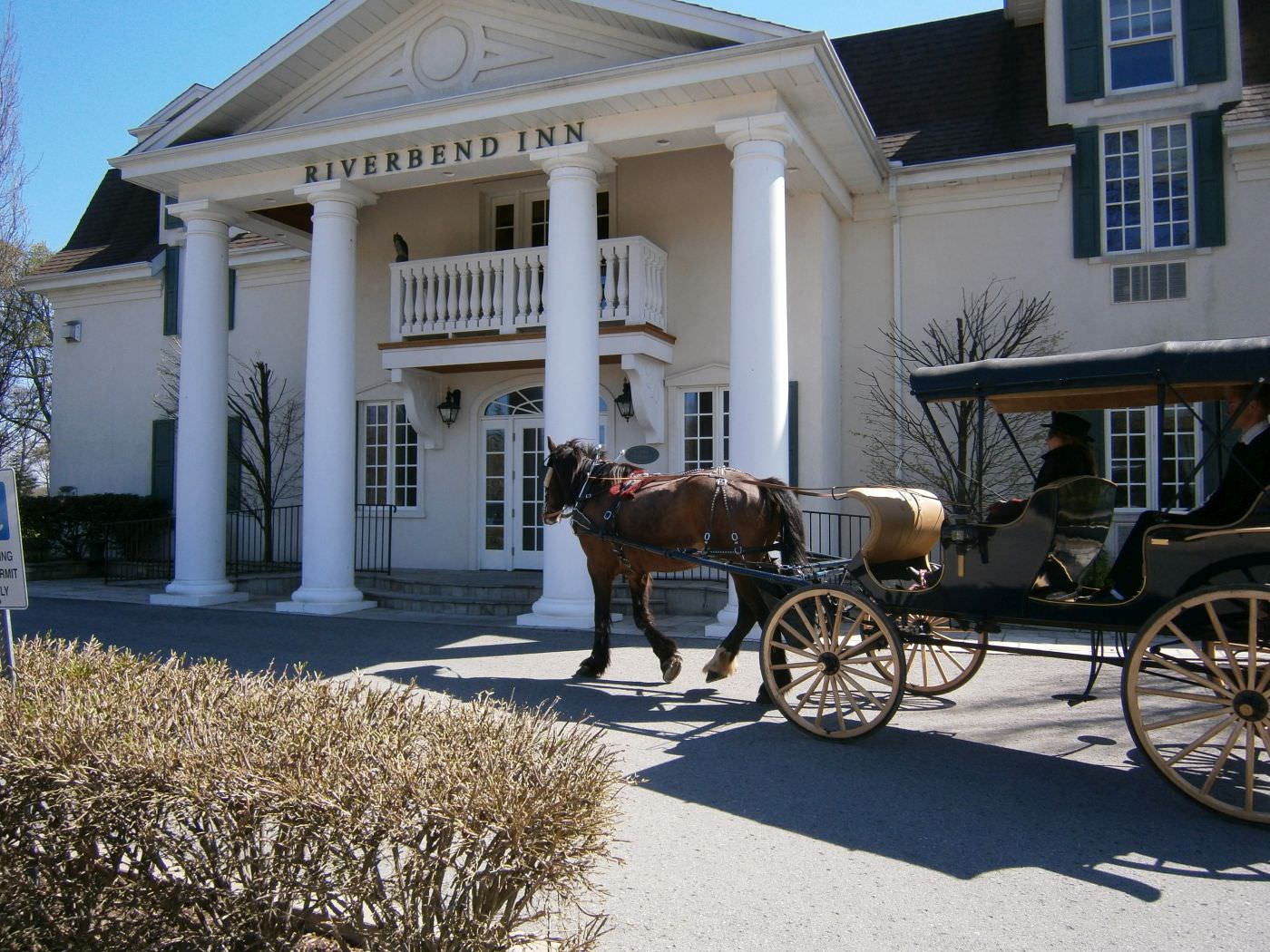 Bei einer romantischen Kutschfahrt lernen Sie die Umgebung kennen