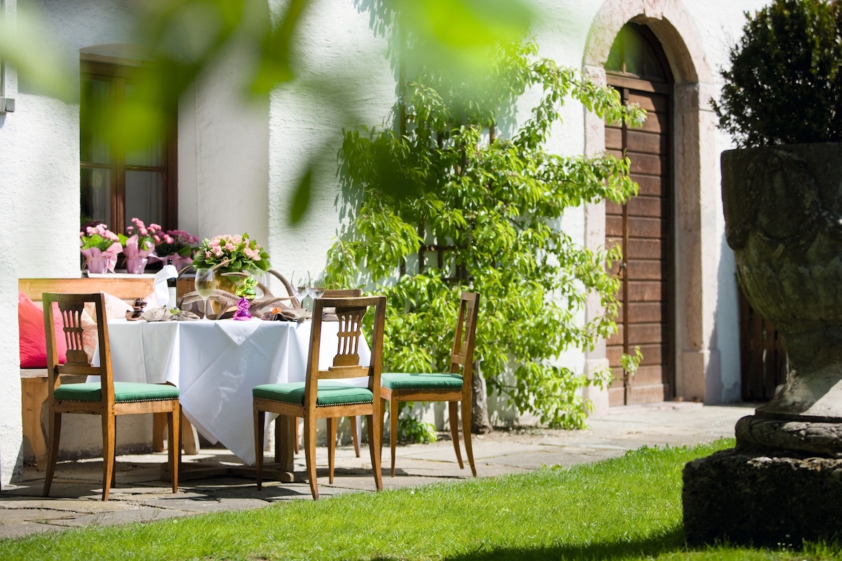 Im Sommer ist der Garten eine natürliche Kulisse für Feinschmecker