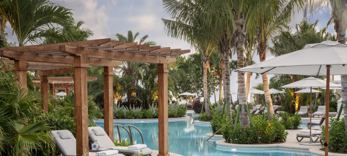 Entspannen Sie am Lagunen Pool des Luxus-Resorts