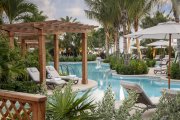 Entspannen Sie am Lagunen Pool des Luxus-Resorts