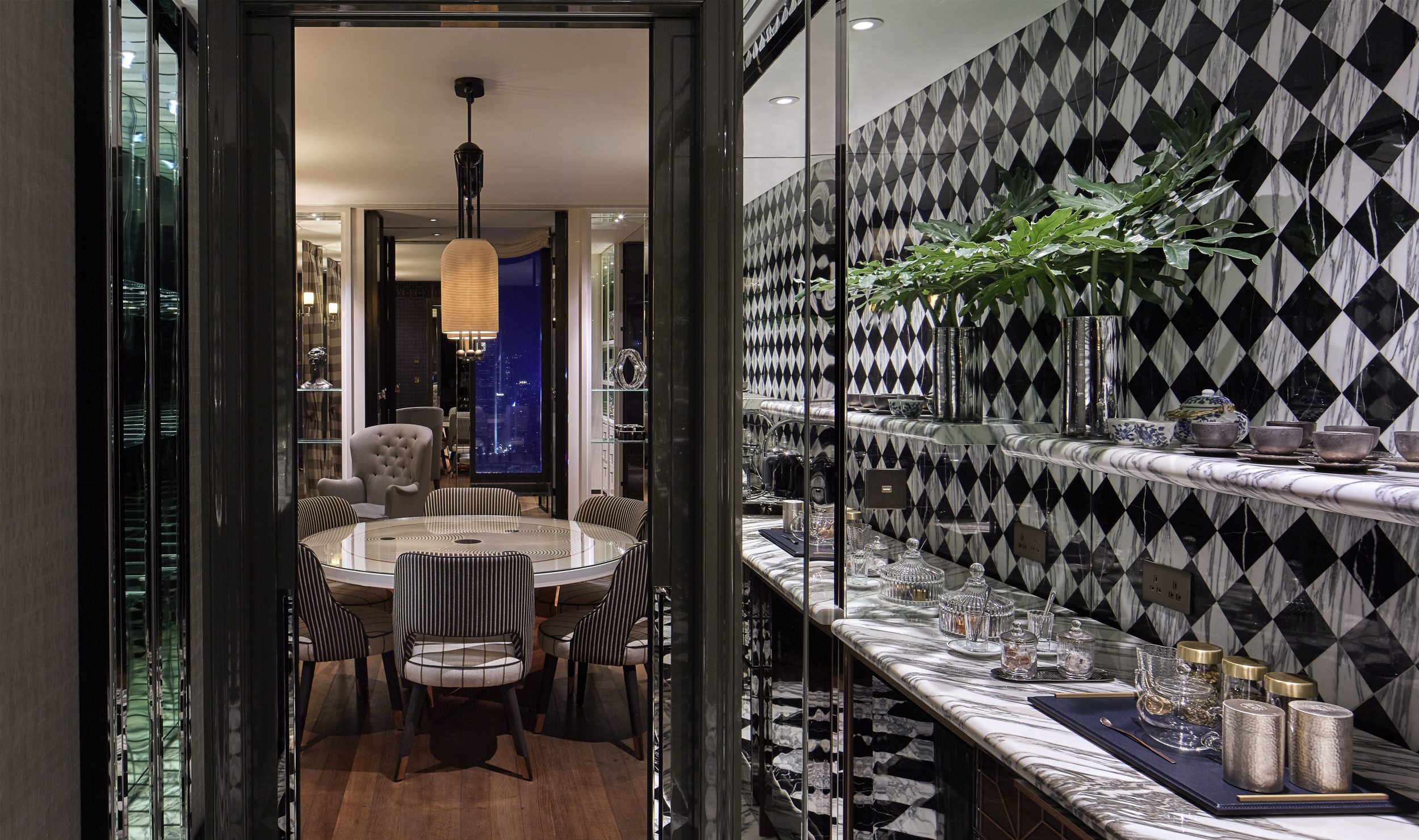 Der Blick von der Kitchenette ins Esszimmer der Manor Suite