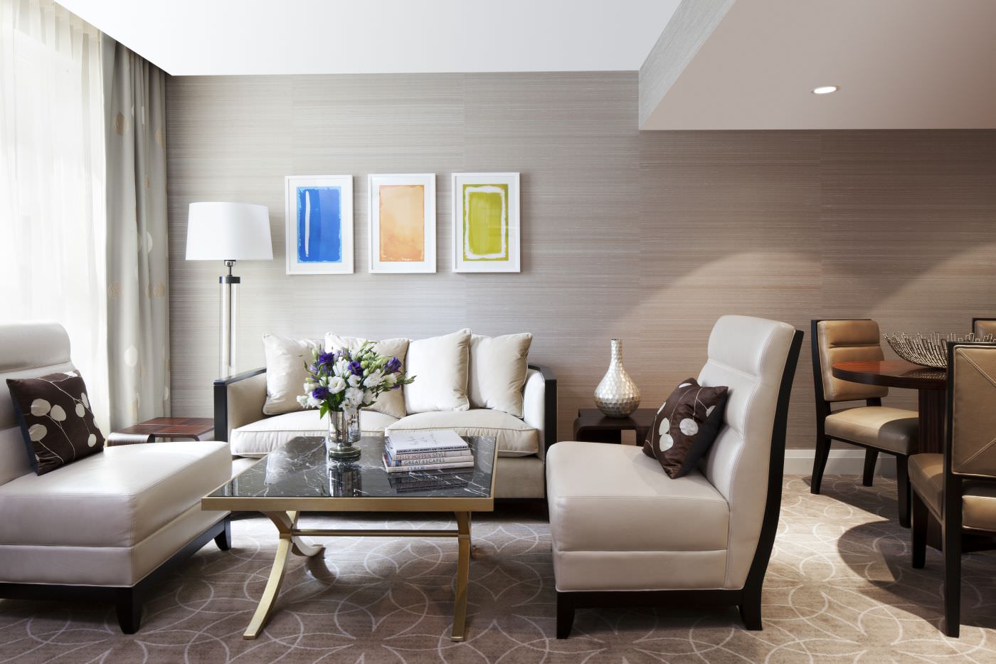 Die hell eingerichteten Zimmer laden zum Übernachten ein.