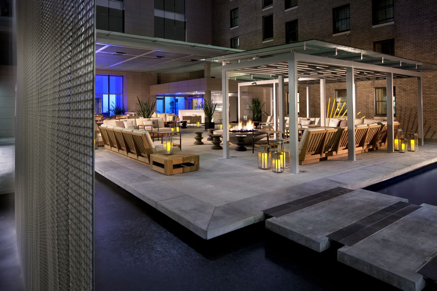 Lassen Sie den Abend in der Outdoor-Bar "Reflection" ausklingen. 