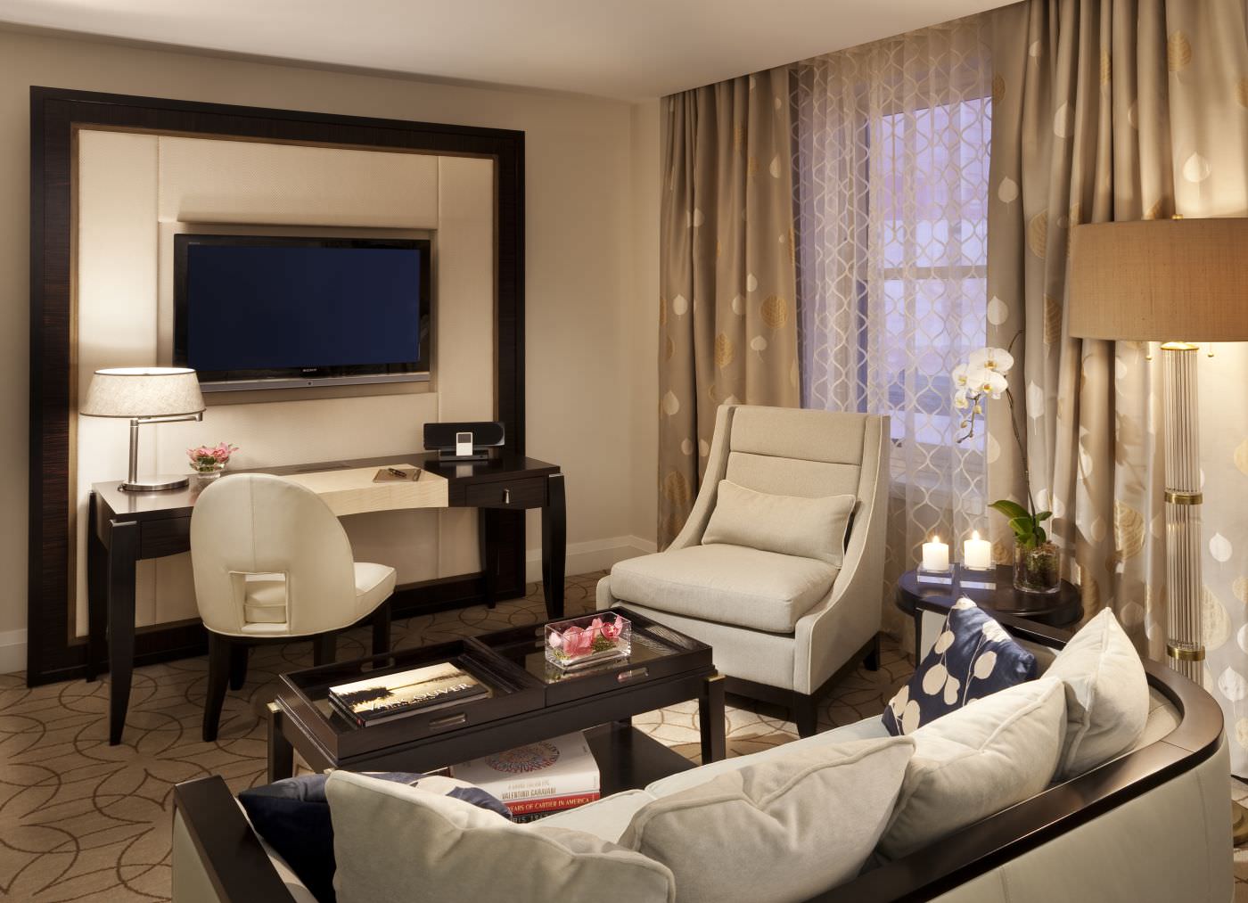 Gemütlicher Wohnbereich mit einem Arbeitsplatz. 