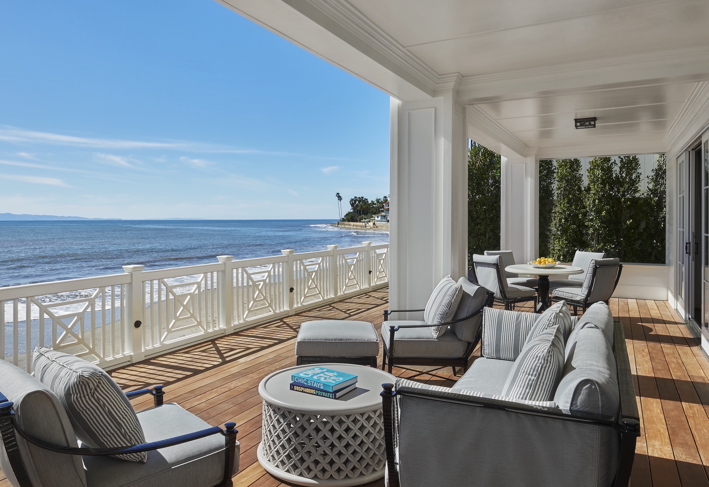 Die großzügige Terrasse der Beach House Suite direkt am Strand