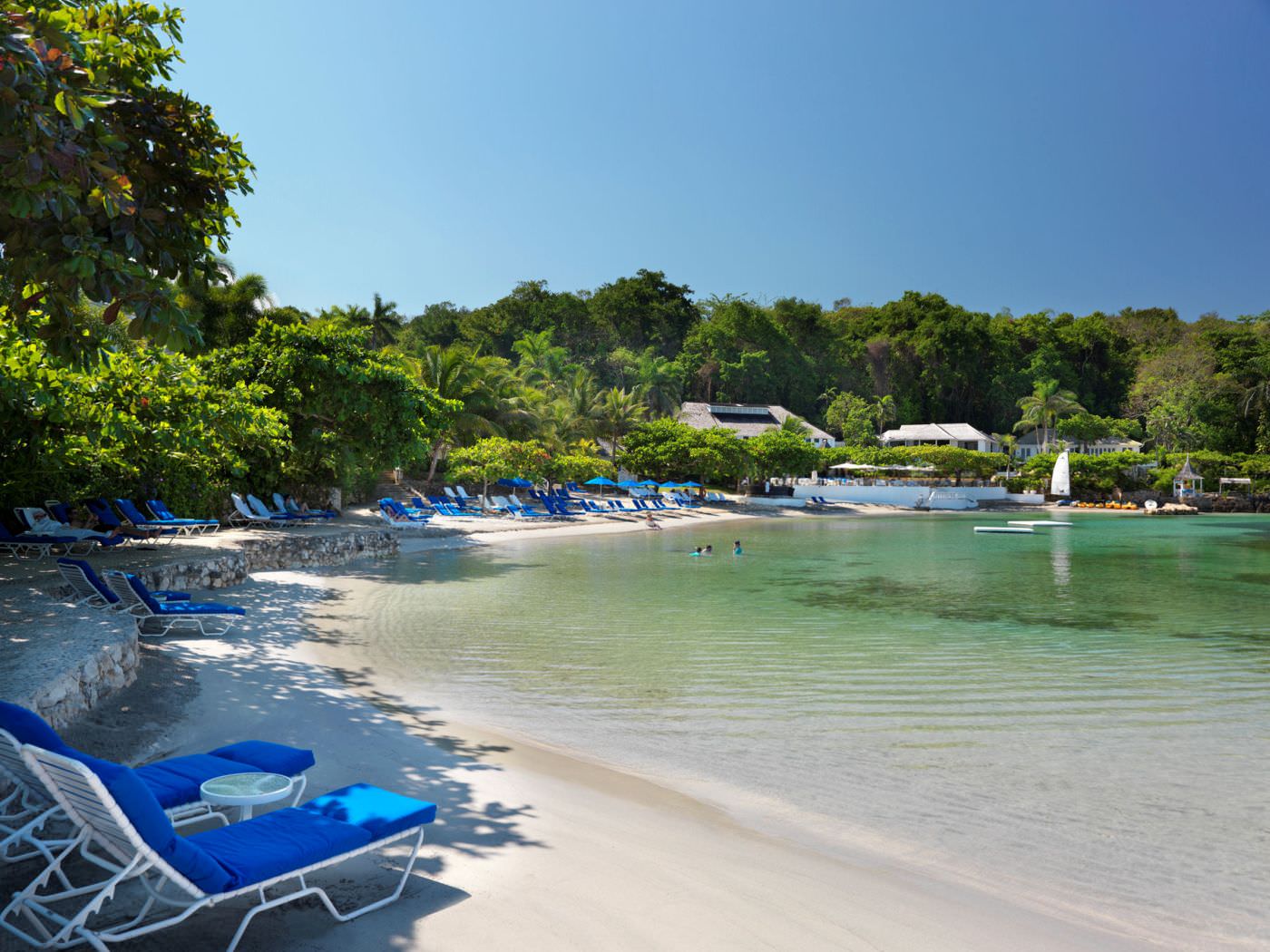 Die feinsandige Bucht mit ihrem klaren Meereswasser