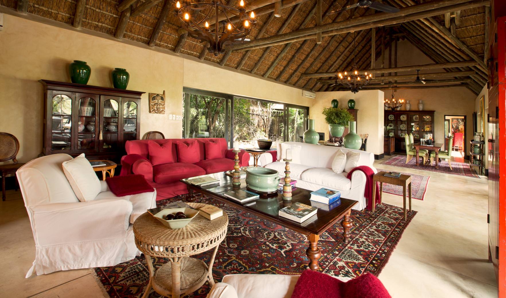 Die Lounge begrüsst Sie im typisch afrikanischen Stil