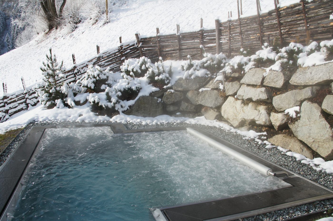 Wärmen Sie sich im beheizten Pool auf 