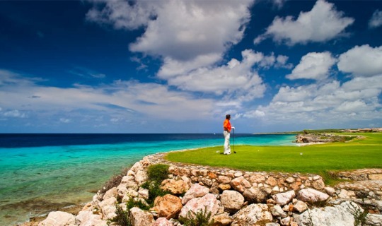 Der Golfplatz bietet einen traumhaften Ausblick auf das Meer.