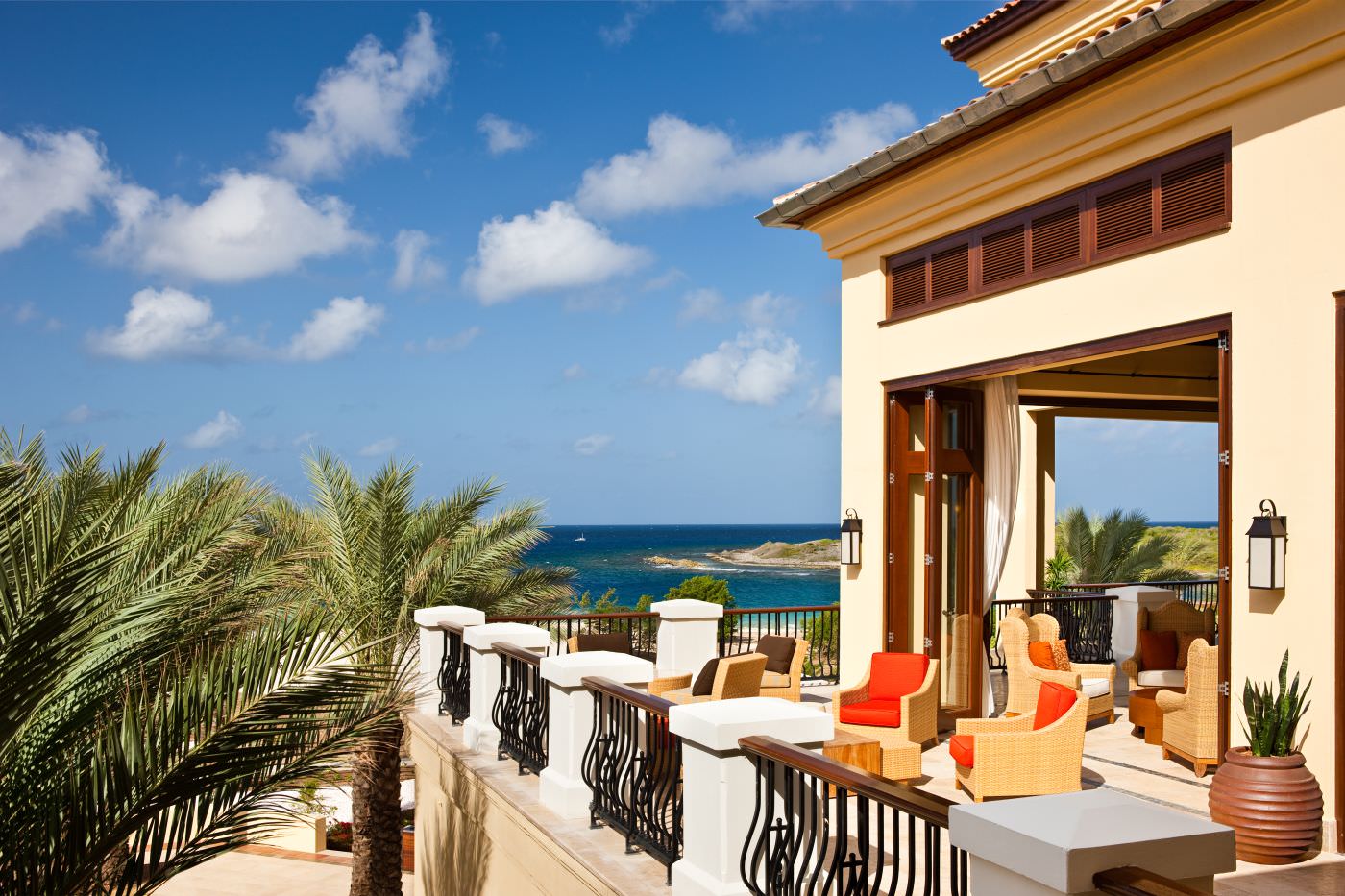 Lassen Sie den Abend in der Bar bei einem Cocktail ausklingen.