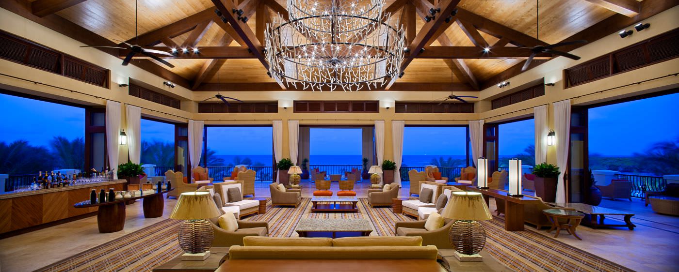 In der hellen Lobby heißt man Sie Willkommen. 