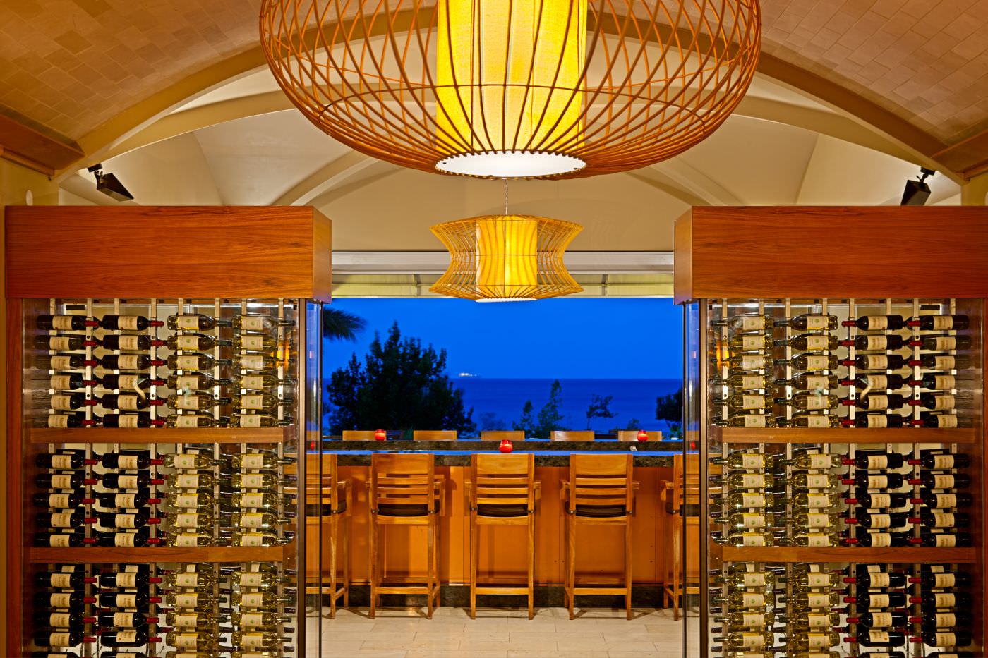 Weinverkostung in der Medi Bar.