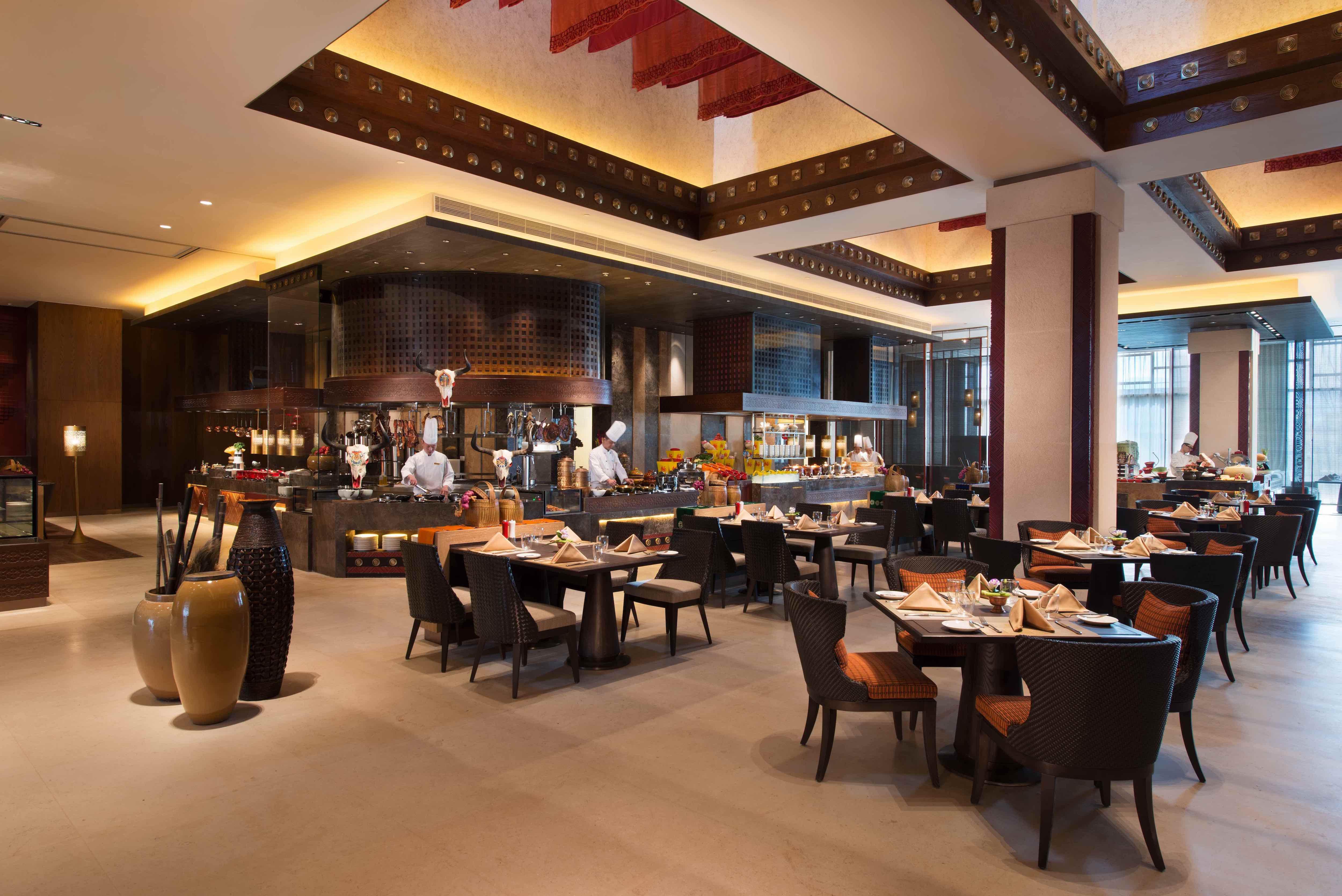 Eine offene Küche mit Kochstationen sorgt für kulinarische Erlebnisse im Restaurant Altitude