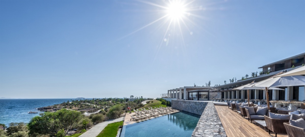 Die Outdoor Lounge mit Blick zum Pool