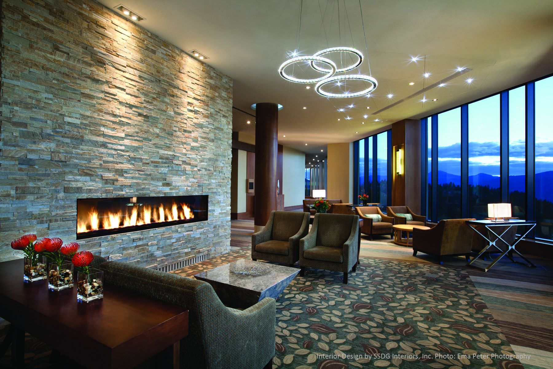 Entspannen Sie in der Fireside Lounge