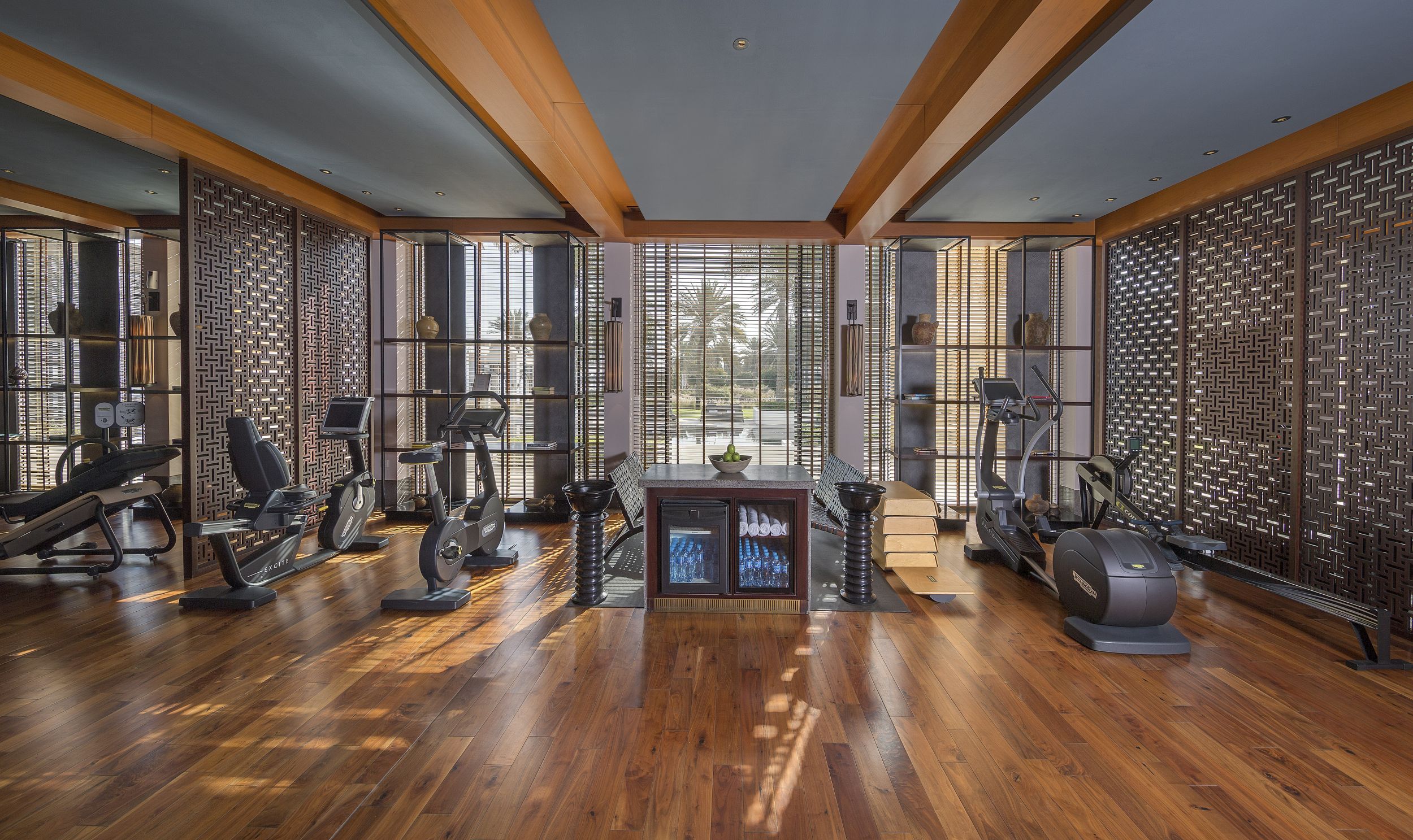 Der modern und gut ausgestattete Health-Club mit erfahrenen Personal Trainern, Fitnessgeräten, Hanteln und Pilates-Geräten.