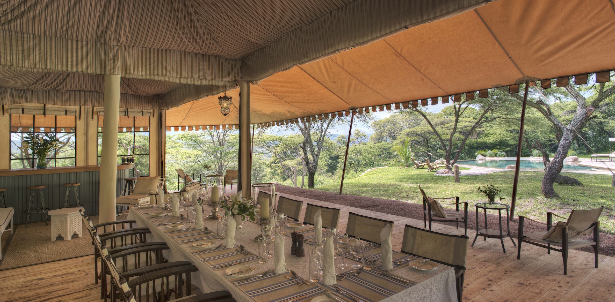 Lassen Sie Ihre Eindrücke des Tages Revue passieren mit Blick auf den Pool